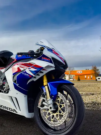 This is my 2022 30th Anniverary RRR. Fanstastic bike, great condition. Tires are Dunlop Q5S. All ser...