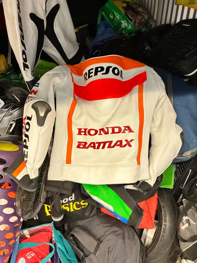 Repsol two piece Leather suit & boots in Sport Bikes in Sudbury - Image 5