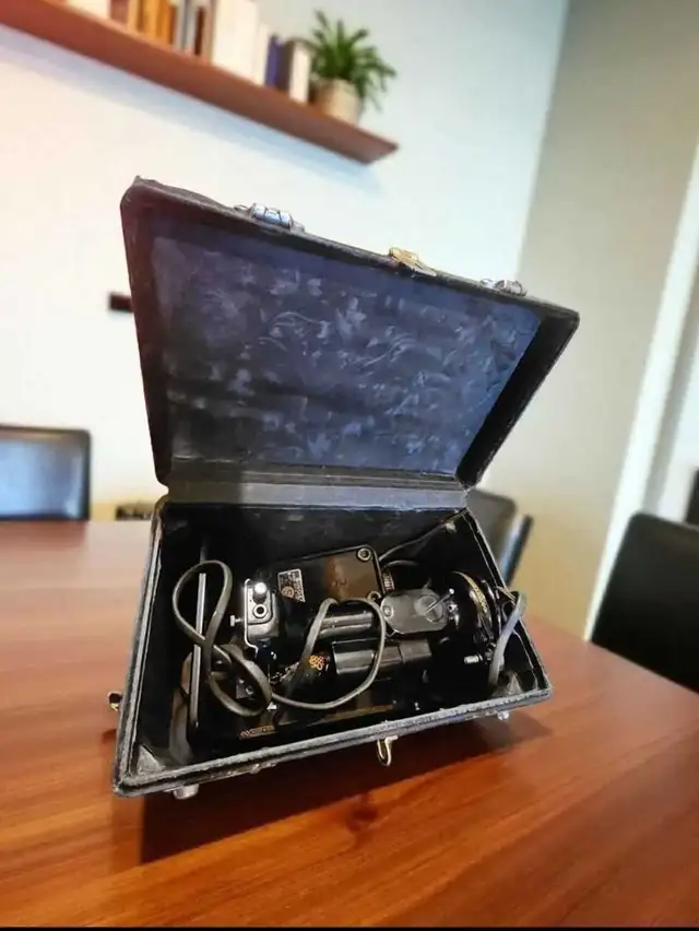 singer featherweight sewing machine 221 in Hobbies & Crafts in Saskatoon - Image 8