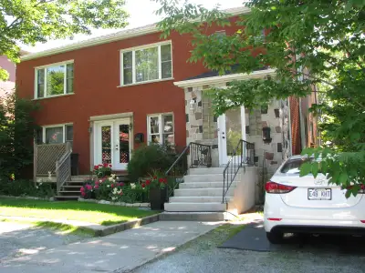 -2e étage d'un duplex. Superbe logement comprenant un hall d'entrée indépendant, pièces vastes, fene...