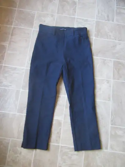 Pantalon marine Hilary Radley ,4 ans. Entrejambe 22" et taille 28". 2 poches avant, sans fermeture É...