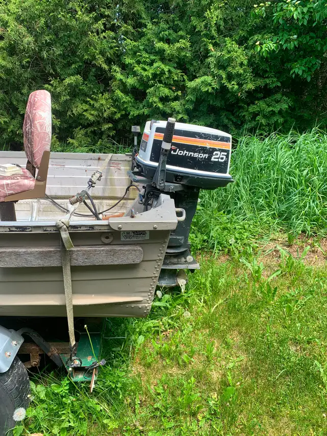 14’ aluminum fishing boat (deep V), and trailer in Powerboats & Motorboats in Oakville / Halton Region - Image 4