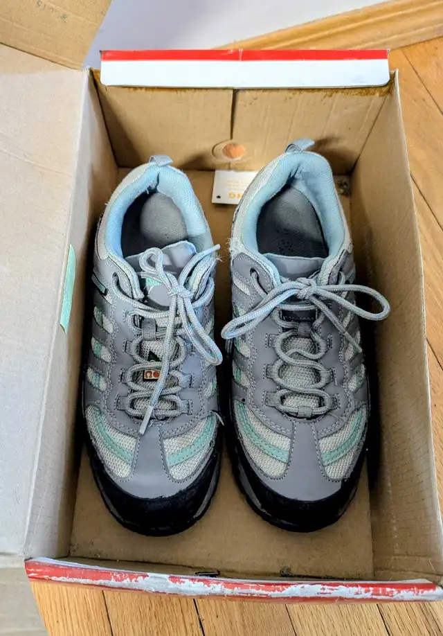 Used women's Aggressor hiker-style steel toes boots size 6