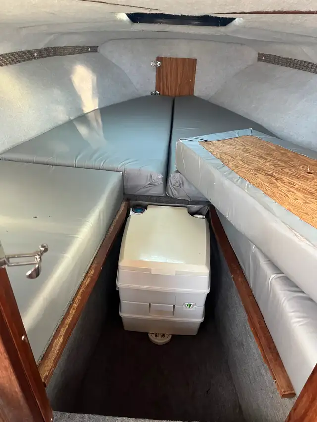 1985 Invader V210 Cuddy Cabin – 20ft in Powerboats & Motorboats in Hamilton - Image 11
