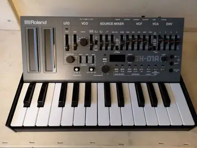 Roland SH-01 A   new/neuf, View more