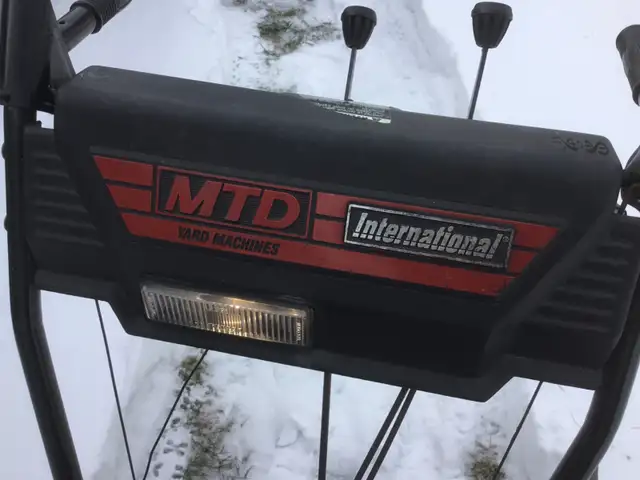 Souffleuse en excellent état - Snowblower in top shape in Snowblowers in Laval / North Shore - Image 5