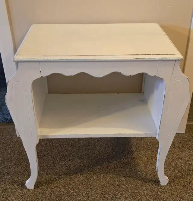 White Rustic Vintage Table in Other Tables in Lethbridge - Image 2