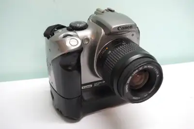 Offered for sale is this high quality Canon digital SLR camera. The camera is in excellent condition...