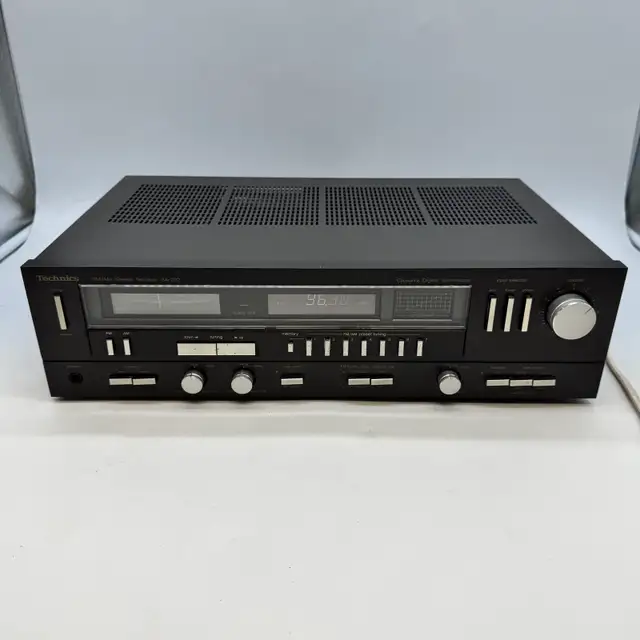 Technics SA-222 Stereo Receiver in Stereo Systems & Home Theatre in City of Toronto - Image 2