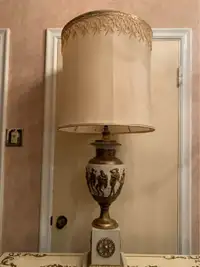 Antique Roman table lamp / Lampe de table romaine antique