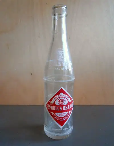 Il me reste une bouteille de Bulls Head Ginger Ale 300ml - édition L. Lavigne ltée de 1978. J'ai plu...