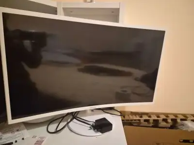 Samsung 32' curved monitor, View more