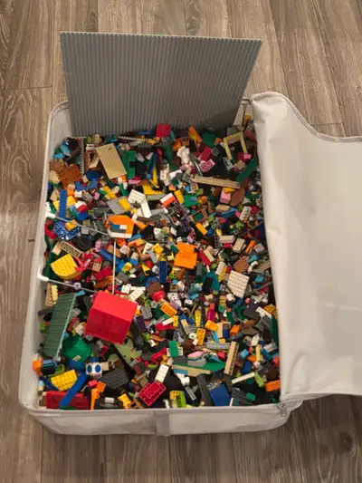 Boîte pleine de LEGO – Box full of LEGO, View more