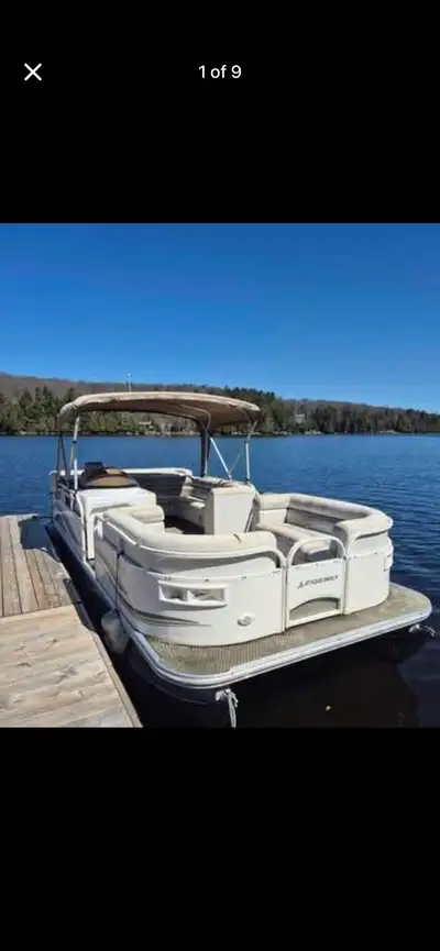 2006 Legend 20ft Pontoon Boat. 2005 2 Stroke Mercury 40hp Oil injection. Suncruiser Trailer included...
