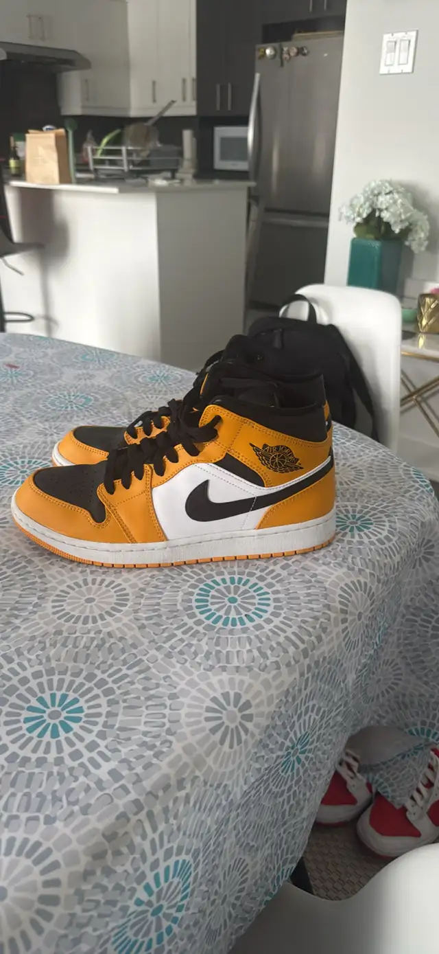 Nike Jordan 1 mid Taxi in Men's Shoes in Longueuil / South Shore - Image 2