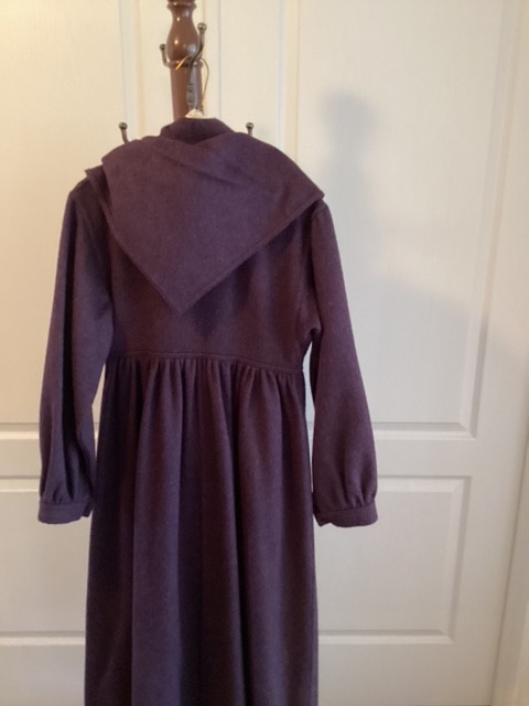 Vintage Coat in Women's - Tops & Outerwear in Oakville / Halton Region - Image 2