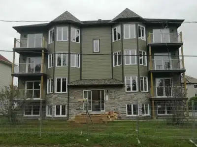 Discover your new home in Mont-Tremblant with this spacious 4 1/2 apartment, available for immediate...