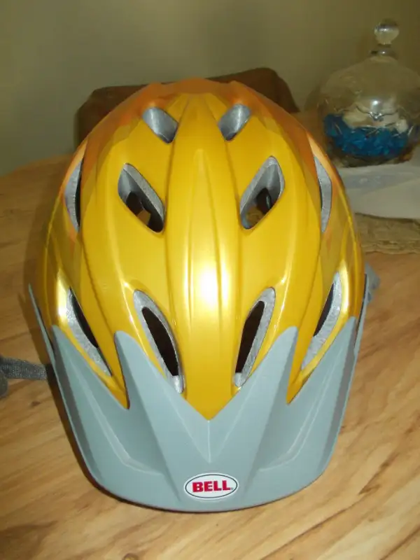 ADULT BIKE HELMET in Kids in Hamilton - Image 3