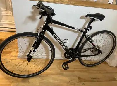 VÉLO HYBRIDES LOUIS GARNEAU, EXCELLENTE CONDITION, LÈGER, FEMME CONTACT : prud.artiste2@gmail.com