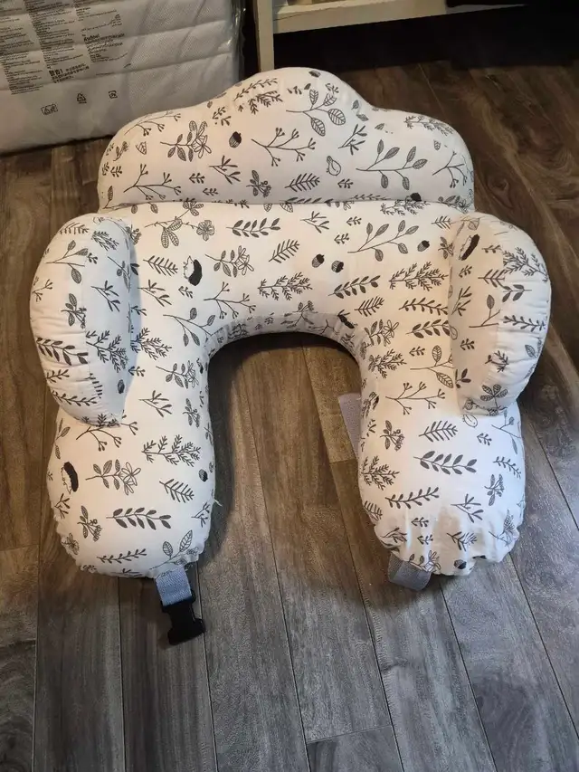 large nursing pillow in Multi-item in Ottawa - Image 3