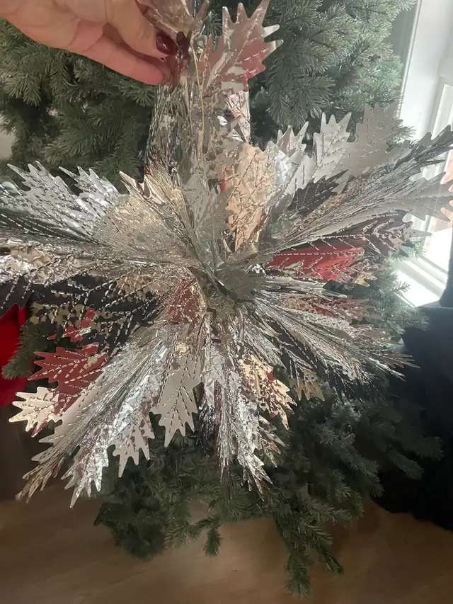7.5 Christmas tree, moving  sale in Holiday, Event & Seasonal in Markham / York Region - Image 10