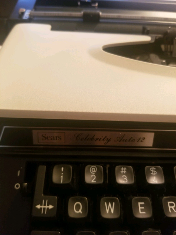 Typewriter in General Electronics in Oakville / Halton Region - Image 2