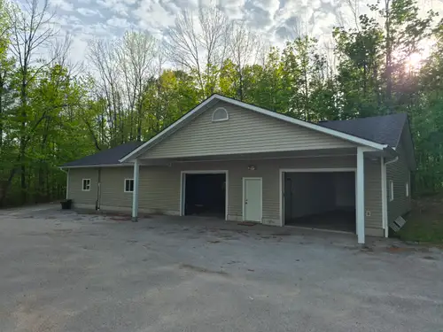 ONE MONTH RENT-FREE with an agreed lease for a suitable tenant. Move in before the snow comes! Flexi...
