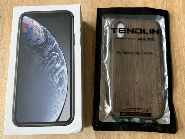 iPhone XR 64GB Black with Soft Shell Wood Grain Case in Cell Phones in Ottawa - Image 2