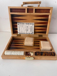 OUTSTANDING VINTAGE BACKGAMMON SET, GAME, WITH BAKELITE CHIPS