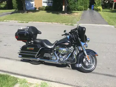 Harley Davidson 2013 , moto américaine avec 28100 miles ou 44960 km, batterie neuve, suspension avec...