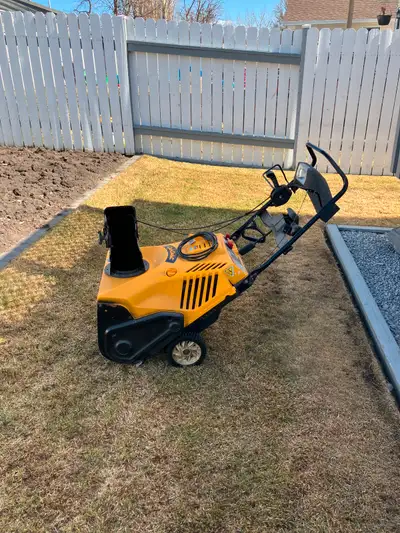 21 in Cub Cadet Snow Blower Motor run great Have not used in 2-3 years