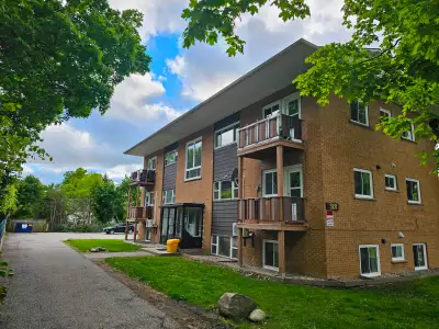 ✨ Beautiful, clean top-floor 3-bedroom apartment in a quiet 6-unit building on a peaceful street. Fe...