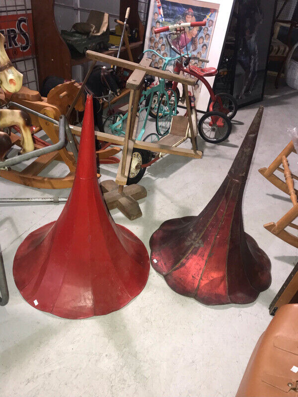 2 ANTIQUE PHONOGRAPH HORNS - MORNING GLORY DEEP RED / FLORAL RED in Arts & Collectibles in Mississauga / Peel Region - Image 3