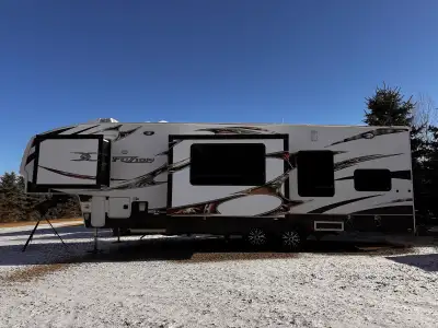 2012 Keystone Fuzion Toy Hauler 5th Wheel – 10’ Garage – Sleeps 8 Well-maintained 2012 Keystone Fuzi...