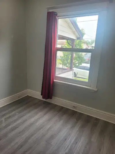 2 private rooms for rental on main floor with car parking