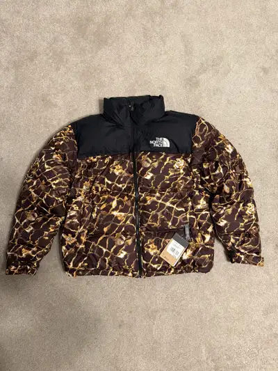 Selling a brand new The North Face 700 Puffer Down jacket in a unique giraffe print, size XL. This j...