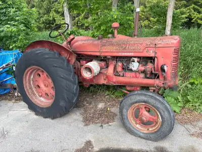 Running tractor for small farming, a piece of lawn art for your strawberry farm apple Orchard playgr...