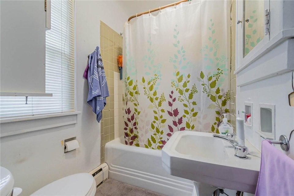 Lovely  1 Bed + Den Apartment Downtown - Avail Nov 1 2