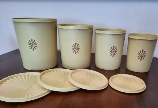 Vintage Tupperware Nesting Canisters / 4 Conteneurs Tupperware in Arts & Collectibles in City of Montréal - Image 2