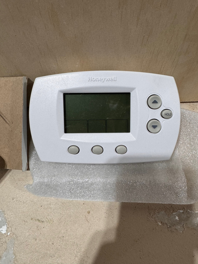 Honeywell programable thermostat in Heating, Cooling & Air in Calgary - Image 2