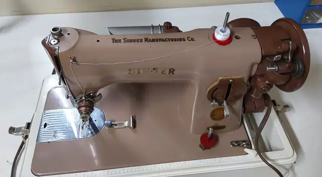 Machine à coudre Singer propre fabriquée au Québec in Other in Sherbrooke - Image 4