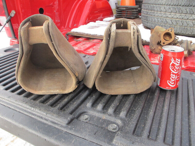 Vintage Leather/Wood Stirrups For Horse Saddle in Arts & Collectibles in Regina - Image 3