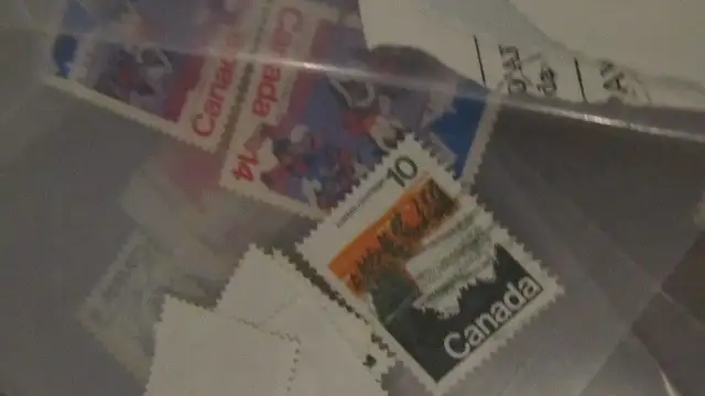 Collection de timbres in Hobbies & Crafts in Québec City - Image 8