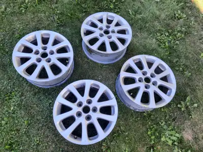 Mags Mazda pour pneus de 16 po. Entraxe probable : 5 x 114.3 (je peux aller mesurer sur demande). Il...