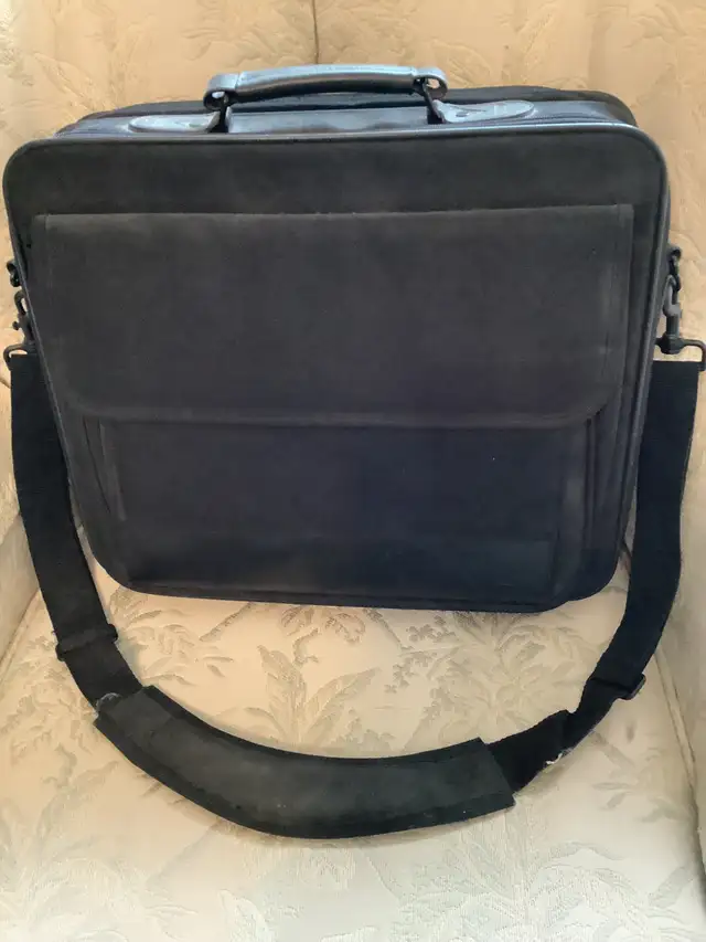 Laptop Case in Bags & Luggage in City of Toronto - Image 2