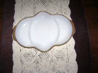 Plat oval en milk glass vintage