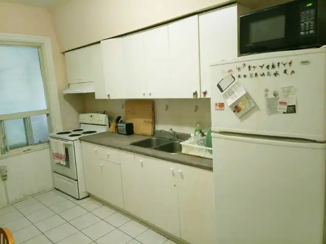 Downtown 1st floor quiet bright share w/only 1 steps to TTC mall in Room Rentals & Roommates in City of Toronto - Image 8