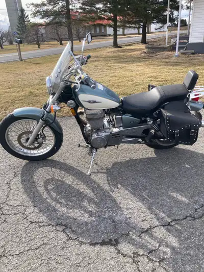 Suzuki Boulevard S40, année 2013, 650cc, mécanique A1, démarreur changé en 2024. Sacoche et pare-bri...
