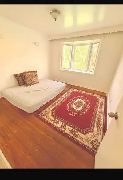 A clean and furnished room is available for rent in central Pickering for $750 /month. ✅ 1 parking s...
