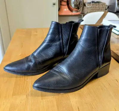 Frank and Oak Chelsea Boots, Women's size 8, View more